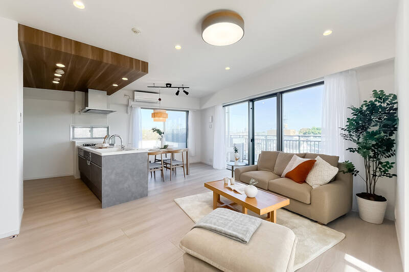 名残惜しくてLDKをもう1枚……。この明るさと、外へ視線がスッと抜ける開放感が心地よくて、ついシャッターを切りたくなっちゃいます。廊下を進んでほかの居室も拝見していきましょう！