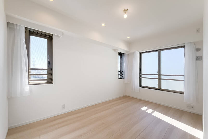 小さな窓が南向き、曇りガラスの窓が西向き。写っていませんが入り口近くにクローゼットがふたつあり、ご夫婦それぞれの衣類を分けてしまっておけそうです。