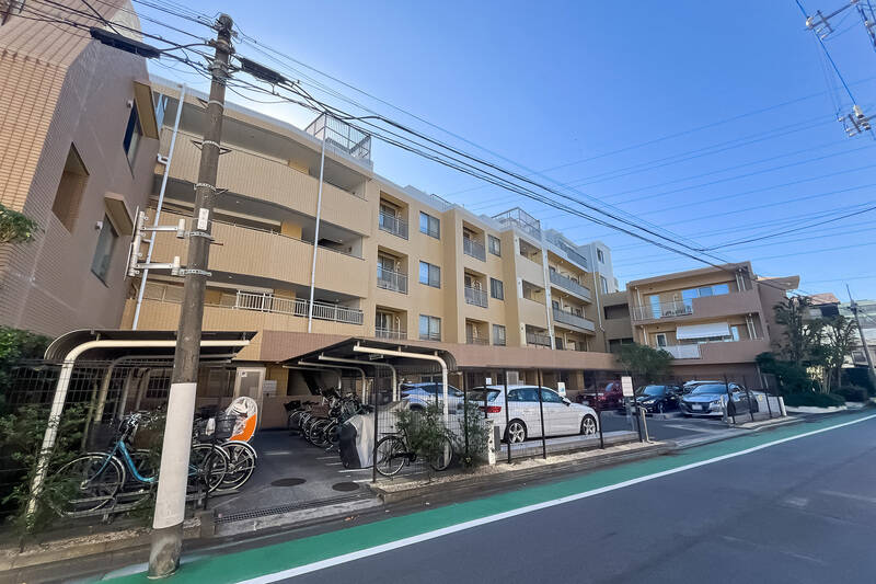 横に長い形状で、総戸数は41戸。2015年に初回の大規模修繕工事を終え、長期修繕計画は2025年6月に見直されたばかりです。