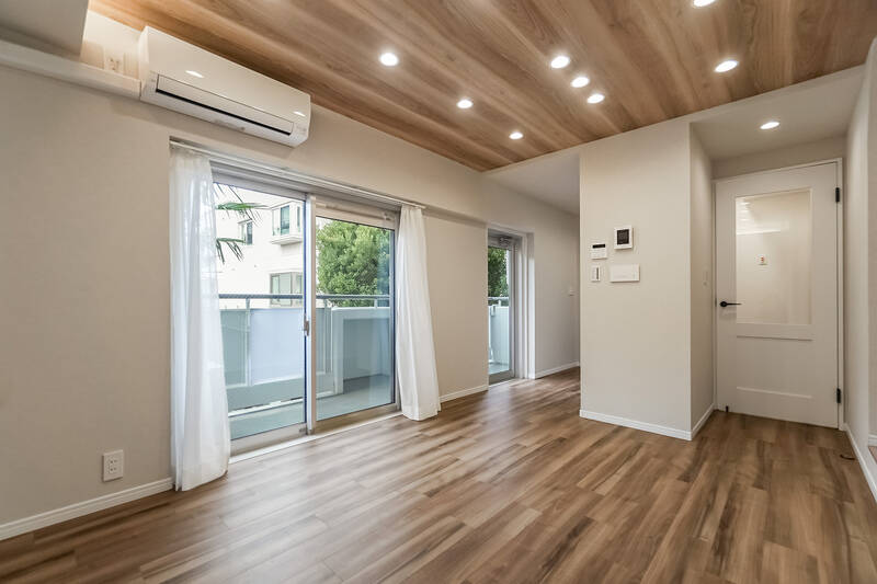 ご紹介するのは<b>2〜3階にまたがるメゾネット住戸</b>です。まずは下のフロアにあるLDKから見ていきましょう！ 約10帖の比較的小ぶりなLDKですが、バルコニーへ視線が抜けていくおかげで開放感があり、ゆったり過ごせそう◎