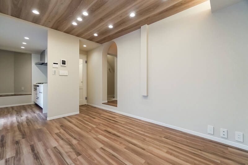 キッチンはリビングダイニングからやや奥まった場所にあります。緩やかに空気を共有しつつ、作る場所と食べる場所のメリハリをつけられそうです。