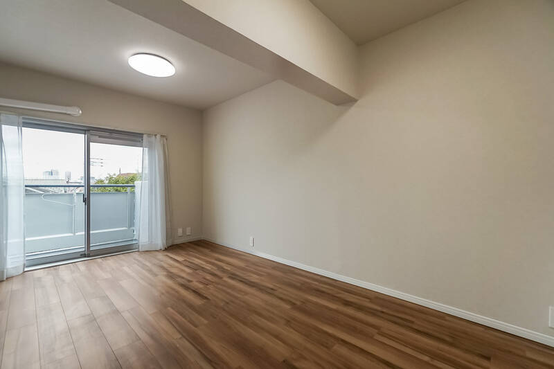 主寝室によさそうな洋室A。ベッド＋デスクやドレッサーを設置してもまだ余裕がありそうな広さです。梁で天井が低くなっている部分がありますが、ベッドを置くと思えば特に気にならなさそう。