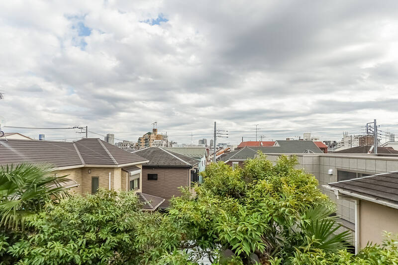 掃き出し窓から、3階のバルコニーに出てみました。周囲は低層住宅地のため、視界や陽射しを遮る建物は見当たりません。空が広いって気持ちいい♡