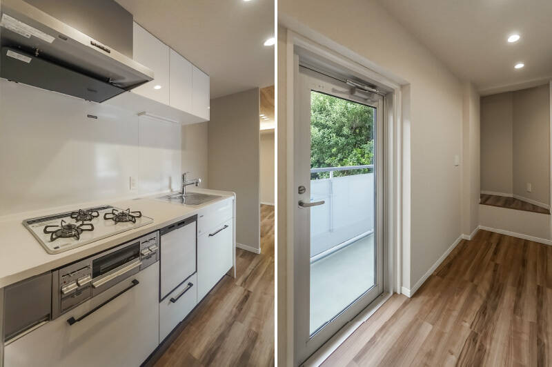 <b>左・</b>ホワイトでまとめられた、清潔感漂うキッチン。食洗機完備なのは見逃せないポイントですね！／<b>右・</b>キッチン背後のガラス扉からもバルコニーにアクセスできます。換気もしやすそうでGOODですね。