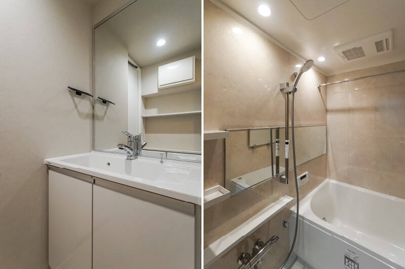 <b>左・</b>洗面化粧台はミラーが大きく、下部が丸ごと収納になっているので使いやすそうですね。／<b>右・</b>バスルームはコンパクトな1116サイズ。普段はさっとシャワーで済ませる派、という方におすすめです。