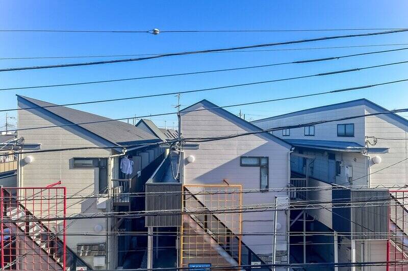 正面には向かいに建つアパートが見えるものの、距離が取れており視線は気にならない印象です。