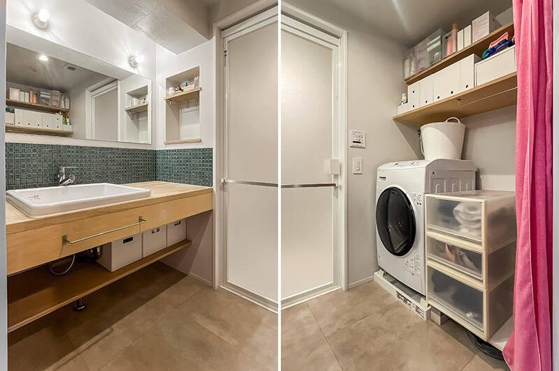 <b>左・</b>横長の大型ミラー×木製カウンターで造った、オリジナルの洗面台。壁にあしらった墨色のモザイクタイルが素敵なアクセントになっています。/<b>右・</b>背面には、上部に棚を備えた洗濯機置き場が。