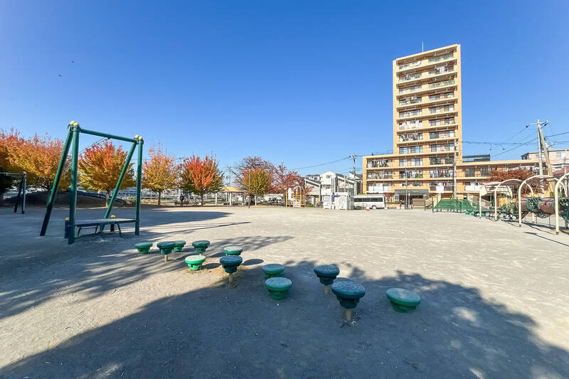 アスレチック遊具が充実した「太田窪四丁目公園」から大きく見えるタイル張りのマンション。こちらが本日の目的地です。