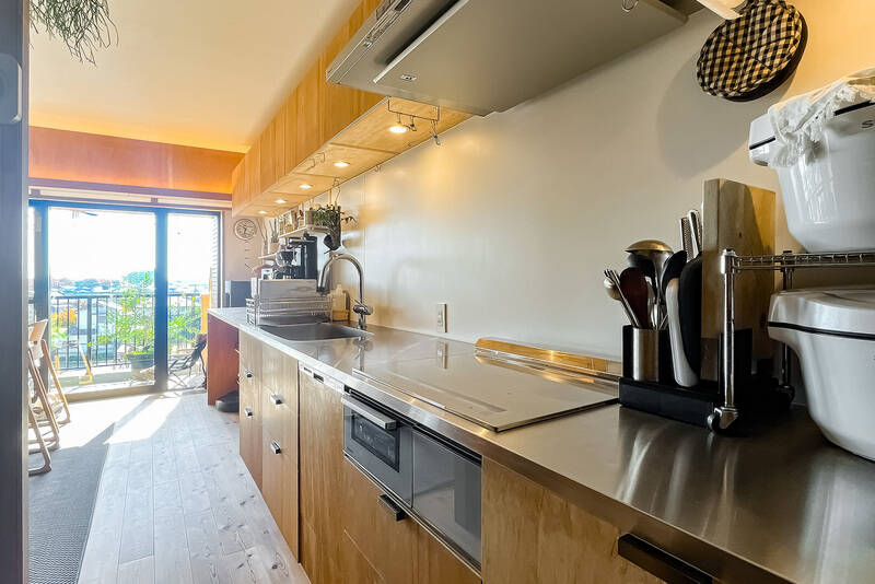 後ほどご紹介する水まわりスペースを抜けた先には壁付けの大型キッチン。IHコンロにグリル、食洗機を搭載しています。