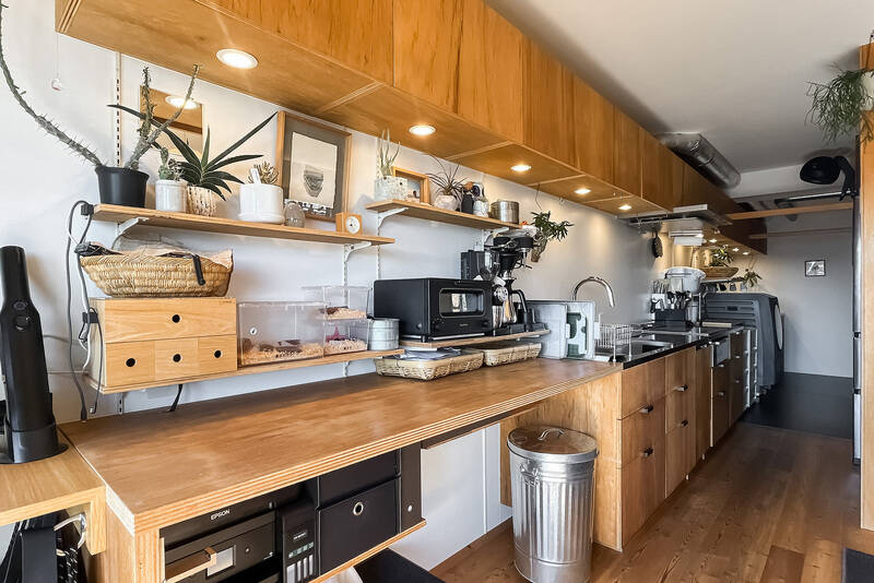 反対側から。ステンレスの天板は途中から木の積層材に切り替わっています。上下にはたっぷりの収納が。