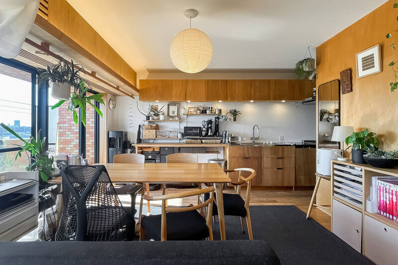 木がふんだんに使われた、温もりのあるLDK。広さは、約21帖です。床には杉の無垢材が採用されています。