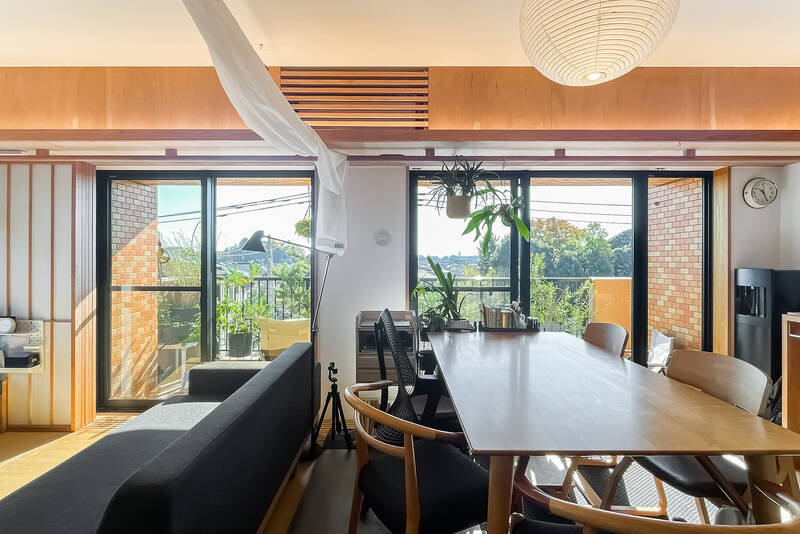 南東向きワイドスパンなため、日中は照明がいらないほど。空と緑に誘われて、バルコニーへ。