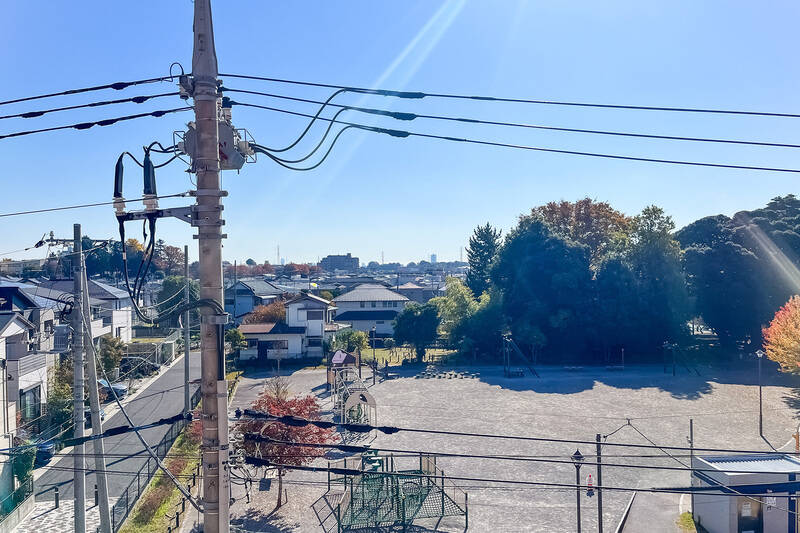 お子さまが遊んでいたら『ごはんよ〜!』と呼びかけてしまいそうな距離。