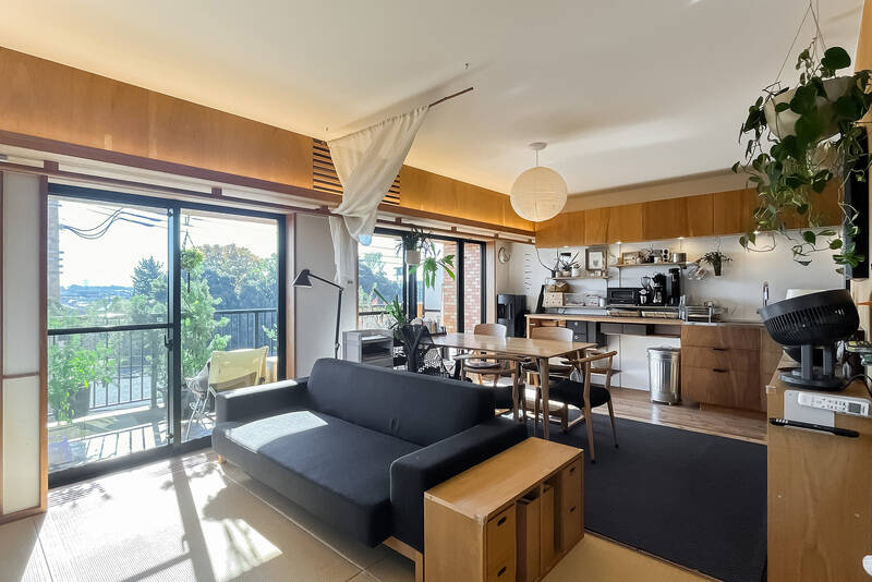 陽の入り方が本当に気持ちいい。エアコンは窓際の梁型の中に隠され、間接照明が天井をやわらかく照らしています。