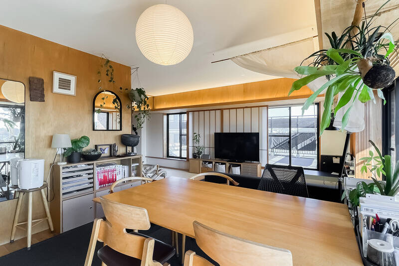 北東側の窓の先に、何やら空間が。行ってみましょう!