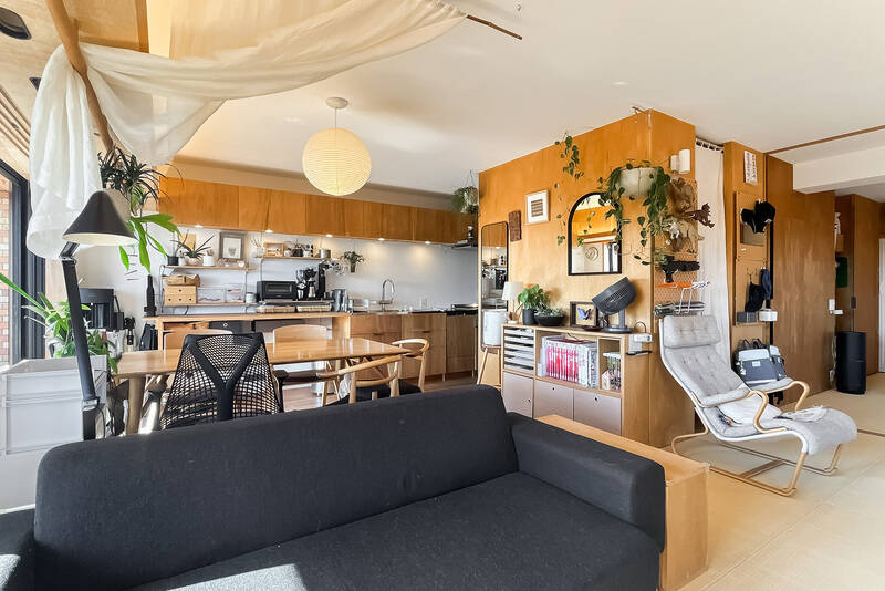 室内の中央に水まわりや収納を兼ねたコアを設け、そのまわりをぐるりと回遊できるようになっています。