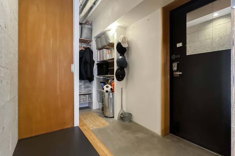 洗面スペースも引き戸で目隠しが可能です。土間の奥にある棚は可動式。お好きな位置にアレンジできますよ。