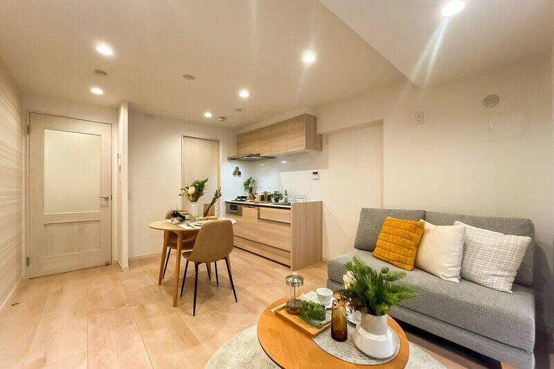 内装はベージュとウッドテイストで、明るく優しい印象。