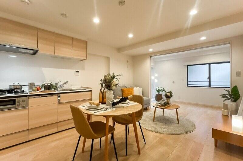 LDKは約9.1帖。隣の洋室の扉を開けると、ひと続きになって約13.6帖の空間として使えますよ。