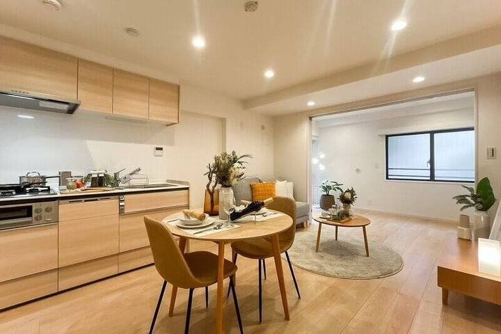 ネコのしっぽを追うように