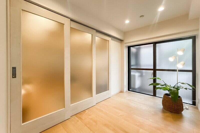 洋室は約4.5帖。バルコニー付きです。