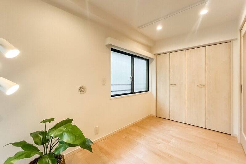 たっぷり収納可能な折れ戸2枚分のクローゼットが備わっています。