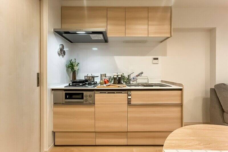 キッチンは壁付けタイプ。2口ガスコンロ・食洗機を完備。