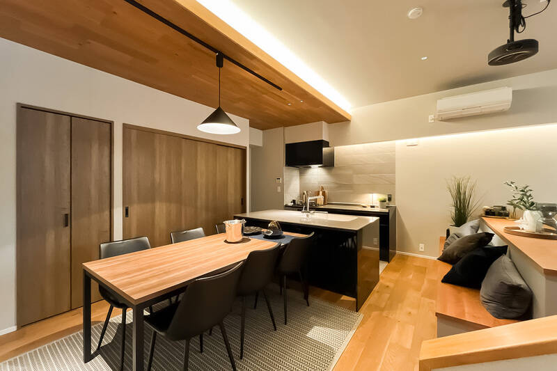 まるで舞台のようなオープンキッチン。ご自身で調理してもいいでしょうし、シェフを招いてゆっくりお食事を愉しむのもいいですね。