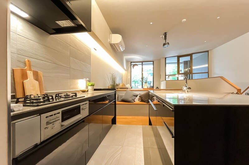 シンクとコンロがセパレートされたⅡ型。床壁には同じタイルが貼られています。