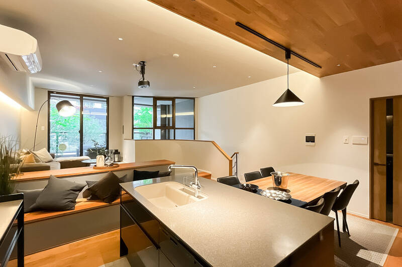 キッチンからの眺め。約17帖のLDK全体に加え、外の緑まで視界に入ります。