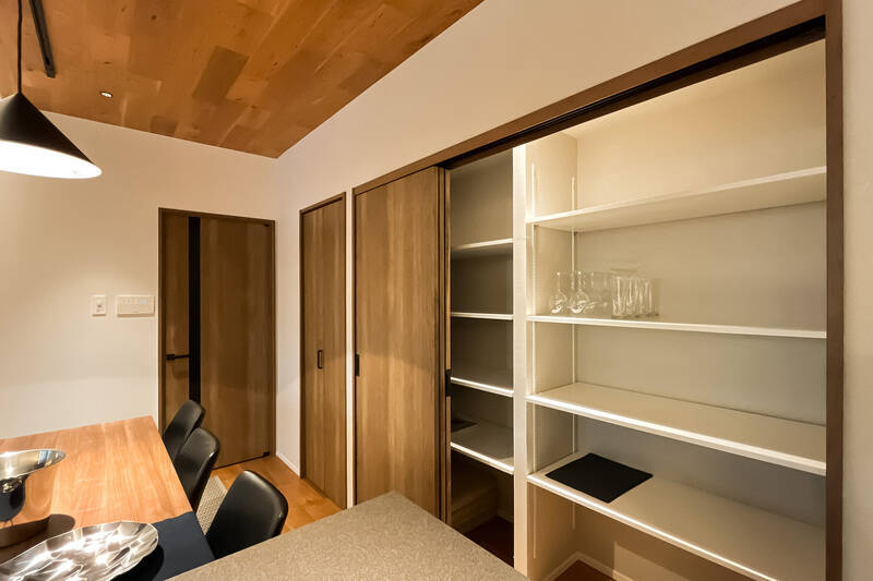 壁際にはたっぷりサイズのパントリー。普段使いのものをキッチン寄りに、おもてなし用の食器を奥になど、用途に応じて整理できそうです。