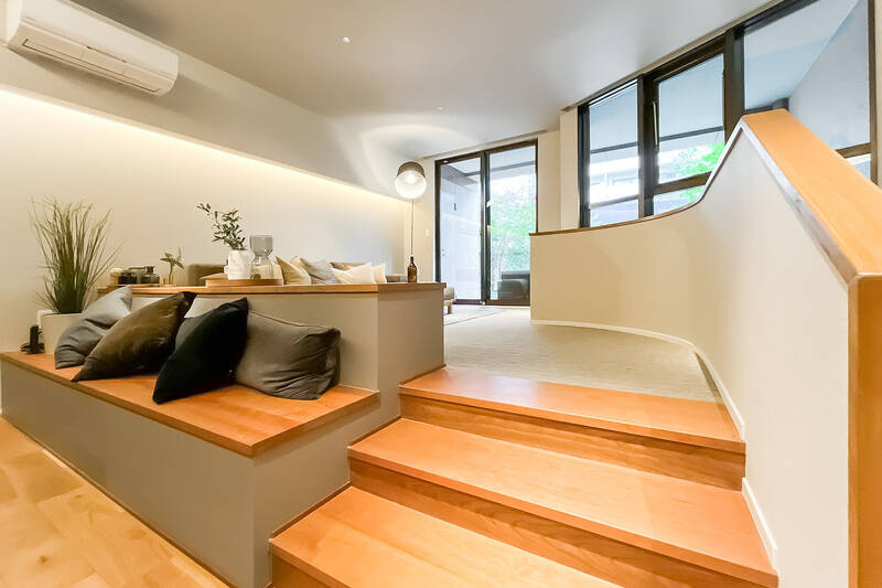 では、階段を3つ上がってリビングスペースを拝見しましょう。高低差の部分がベンチになっているのも秀逸。