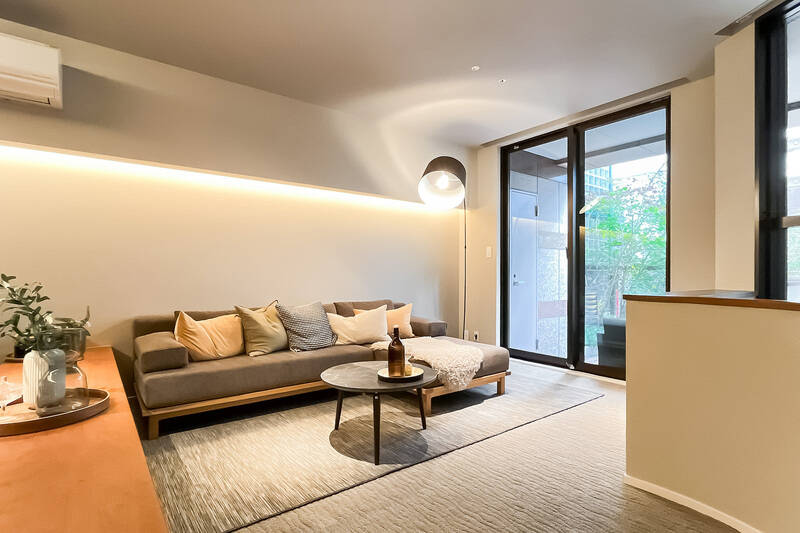 リビングスペースはカーペット敷きで、より寛げる空間になっています。ディプレイのように背もたれの低いソファをゆったり置きたいですね。