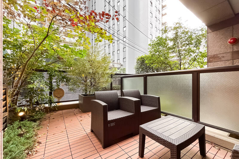 裏通りに面し、正面にはお向かいのマンションの機械式駐車場があります。植栽で彩れば、通行人の視線をそこまで気にすることなく過ごせそう。