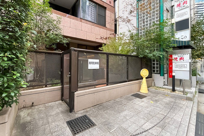 裏通りにそのまま出られます。「専用駐車場」の表示がありますが、使いたい場合は管理組合との使用契約が必要で、月額3万円で2025年11月現在利用が可能です。サイズ制限がありますので、現地でご確認くださいね。