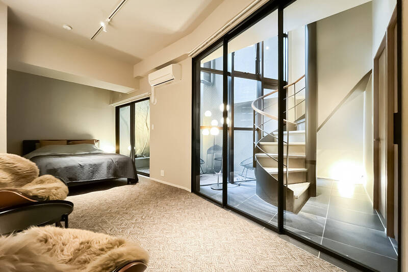 階段室から大きなガラス戸を開けて入室。こちらもヘリンボーン調のカーペット敷きです。