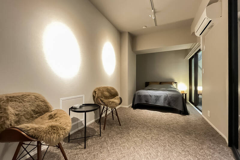 現在のレイアウトのように奥にベッドを置けば、手前にセカンドリビングや書斎スペース、メイクスペースなどを設けられそうですね。