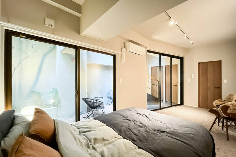 ガラス面が大きいため、帖数以上に広々感じます。次に、右手のドアを開けてみましょう。