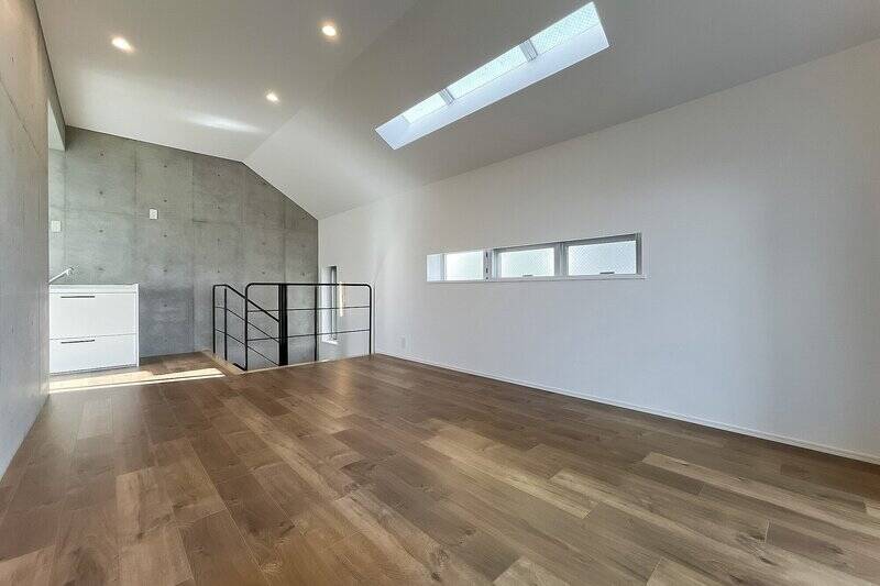 壁は白のクロス×躯体壁のコンクリート、床はフローリングと、異なる印象の素材が交ざり合う空間です。