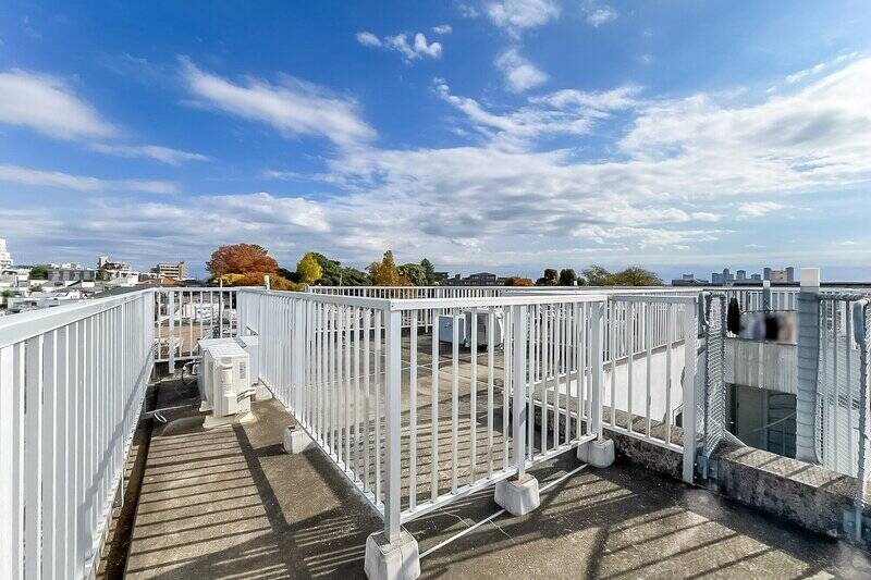 まわりには視界を遮るものがなく、どこまでも空が続く眺望を独占できます。