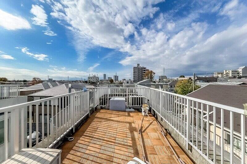 階段の上には、開放感たっぷりのルーフテラスが。ウッドデッキが敷かれており、椅子などを置くことでさらに心地よく過ごせそうです。