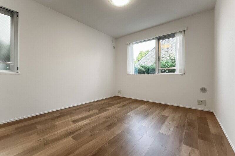 洋室Ａは東と北の二面採光。造作のクローゼットがないため、市販の収納を追加するとよさそう。