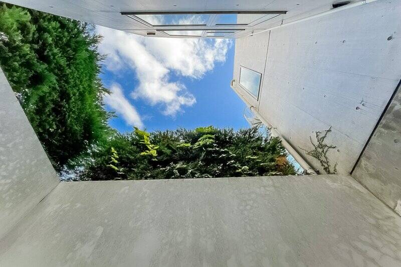 ドライエリアから空を見上げたカット。