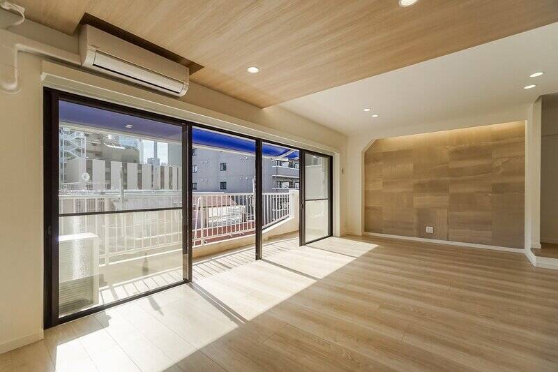 こちらはマンション最上階である6・7階に所在するメゾネット。6階にある約21.3帖のLDKに入ると、とろけそうな陽射しがお出迎えです。ああ、窓辺に転がりたい……！