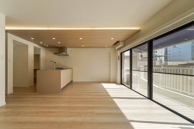 ホワイトと明るいトーンの木目柄で統一された、温かみを感じる内装です。天井の変化でさりげなくリビングエリアとダイニングエリアがゾーニングされています。