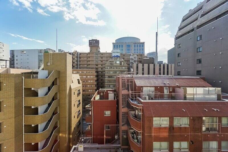 外に出ると、眺望はこんな感じ。街並みの上に、しっかり空を仰ぐことができますよ。ビルの合間からチラリと見えているのは「明治通り」。行き交う車の音は窓を閉めていても若干聞こえてきましたが、うるさいというほどではないと感じました。