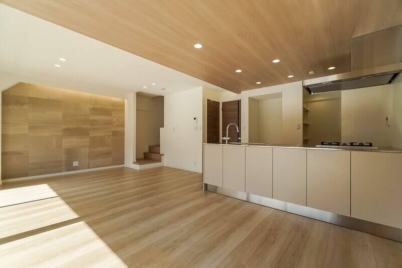 まずは右手のキッチンエリアをチェックしてから、左奥の階段を上がって7階へ進みましょう。ちなみに、キッチンの前面を押すとパカっと開き、中は収納になっています。