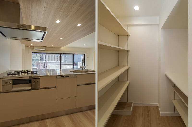 <b>左・</b>食洗機を完備した、ステンレストップのスタイリッシュなキッチン。水栓はドイツのglohe社のものが採用されています。お料理時にサングラスを用意したくなるほど明るい空間です！／<b>右・</b>冷蔵庫置き場とは別に、可動棚付きのパントリーが備わっています。家電もストック品もまとめて格納できそう◎