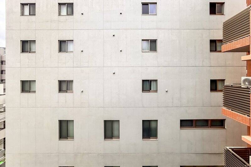 バルコニーは南東向きで、隣接するマンションと向き合っています。普段はレースカーテンを引いておくと安心です。