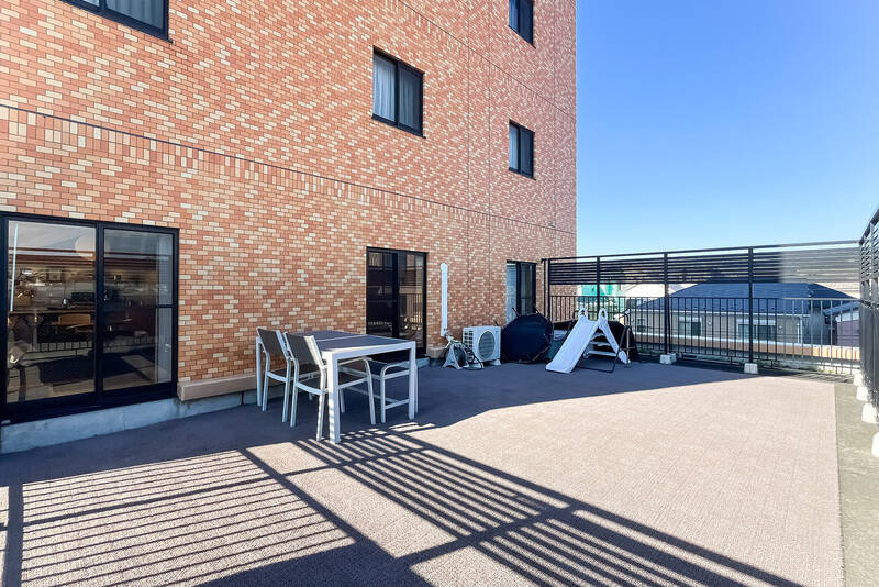 ひ、広い! テーブルや滑り台を置いてもまだまだ空間にゆとりがあります。水栓が付いているため水遊びも楽しめそうですね。